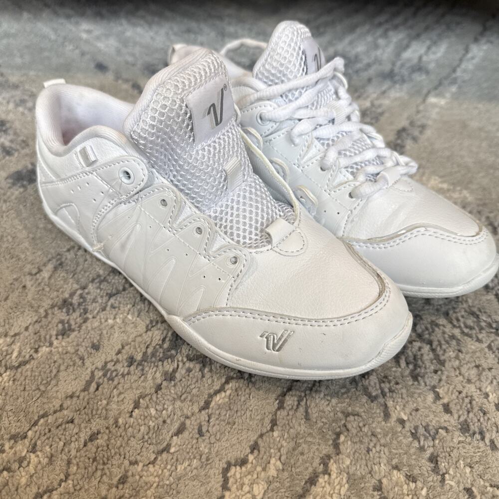 Varsity Cheer Charge White Cheerleading Shoes Size 5.5. One Shoe Lace Missing
